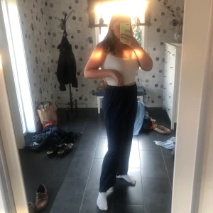 Mjukisbyxor Storlek M - Marinblåa mjukisbyxor med tunt material som är väldigt bekvämt. Sitter bra men säljer för att jag inte använder dem. Bra skick 