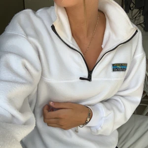 Fleece zipup  - Min supermysiga fleece från Junkyad säljer jag nu. Köpte den i våras och den är knappast använd! 🤍🤍🤍 Den är i storlek S men sitter oversized på mig som är 173 cm 😁 !!buda i kommentarerna!!, avslutar budgivningen 26/8 18.00 💕💕