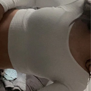 Mag tröja - Jätte fin vit magtröja. Den är lång ärmad med lite v ringat i ryggen. Vet tyvärr inte vart den är ifrån eftersom jag har klippt bort lappen. Faktiskt väldigt skön. Säljer pga att jag inte känner mig bekväm i den.❤️