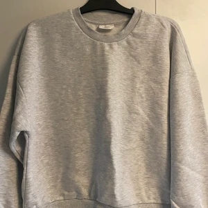 Sweatshirt - Grå sweatshirt från ginatricot i storlek L, skulle dock säga att den är mer som en M