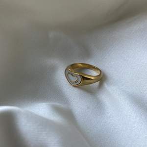 Ringen är guldpläterad & i nyskick, 99kr styck! Ringen är i storlek 7 & har begränsat lager, först till kvarn❤️
