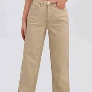 Knapp slätt jeans i storlek L - Här säljer jag ett par jeans som är från SHEIN. Dom ser lite mörkare ut i bilden men de är den inte i verkligheten. 