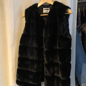 Fake päls väst - Använd 1 gång! Köptes för 499kr på Vero Moda! Säljer för 150kr + frakt💜 Storlek: XS men den är som en S!