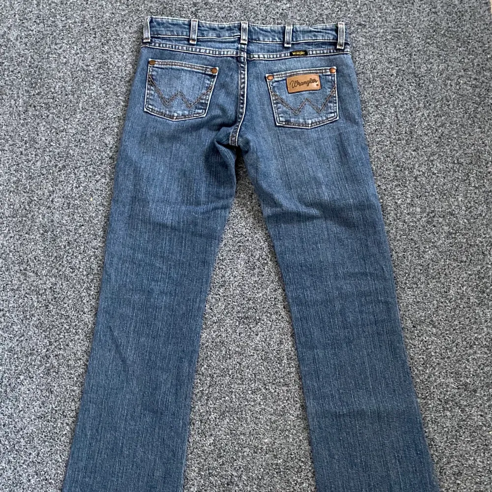 Säljer ett par skit snygga lowwaist bootcut jeans från wrangler! Säljes pga för små för mig. Aldrig använda, Endast testade. Midjemåttet är 77cm och innebenslängden är 76cm. Har tyvärr ingen bild med byxorna på då dom var för små! BUDA!☺️ obs!! fraktkostnad tillkommer.. Jeans & Byxor.