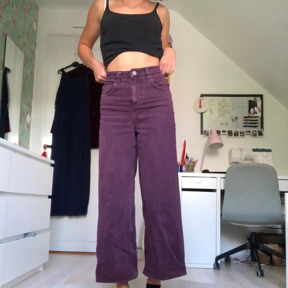 Jeans från asos i så fin färg. Nypris 519kr. Jag är 166 cm och de är lite korta för mig. Skriv för fler bilder!. Jeans & Byxor.