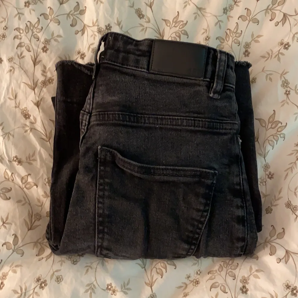 Svarta sjukt snygga jeans från lager 157 med slutningar längst ned. Storlek: S skriv vid intresse och köparen står för frakt! 💕. Jeans & Byxor.