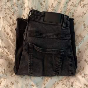 Svarta sjukt snygga jeans från lager 157 med slutningar längst ned. Storlek: S skriv vid intresse och köparen står för frakt! 💕