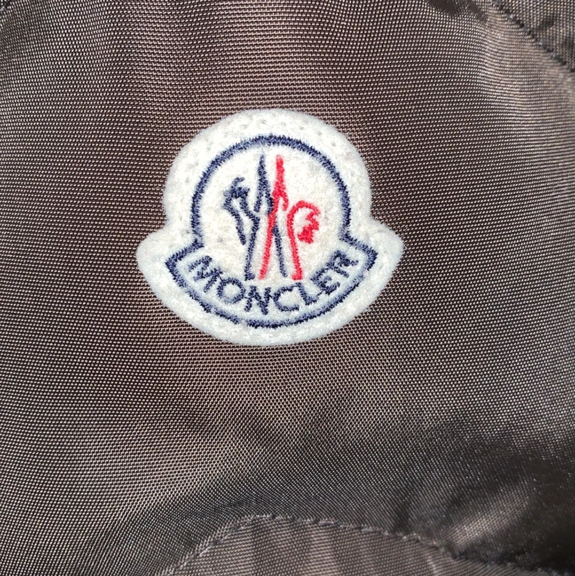 Moncler jacka storlek 3/L men passar M  - 90