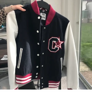 Varsity jacka - Säljer denna assnygga jackan, köpt på plick. Så cool men kommer inte till användning☺️💓 ganska bra skick. Står storlek xxs men sitter som en s