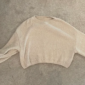 Stickad tröja - Beigea stickad tröja från shein aldrig använt, inte riktigt min stil. Sitter som en xs-s