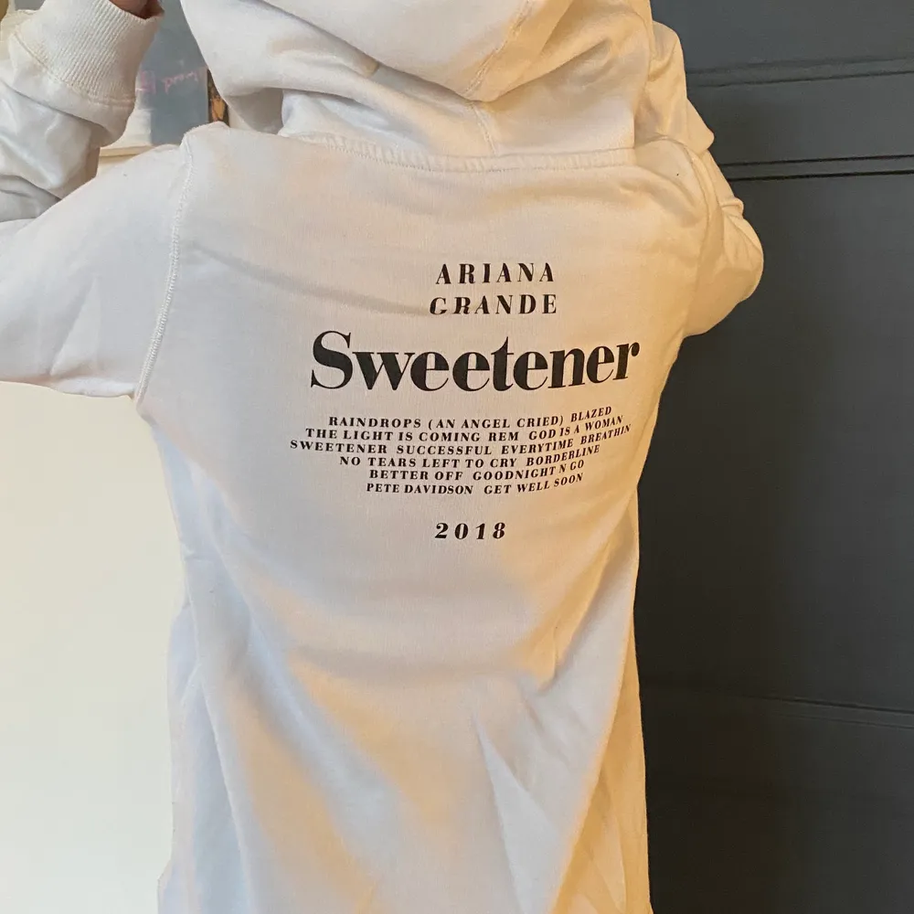 En vit hoodie med Ariana grandes album från 2018. Använt Max 2 ggr. Finns ej i butik längre. Den är lite större i storleken.. Övrigt.