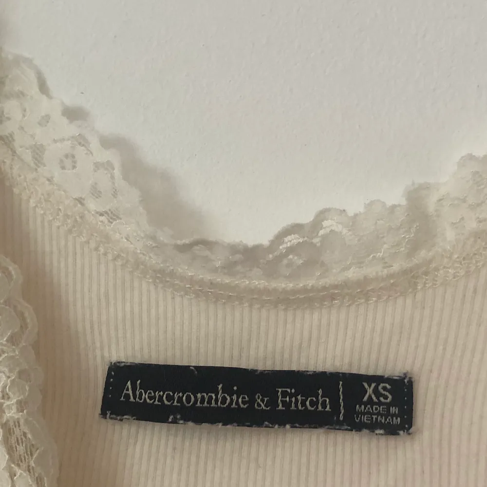 Fint linne med spets från abercrombie & fitch. Mycket bra skick💓💓. Toppar.