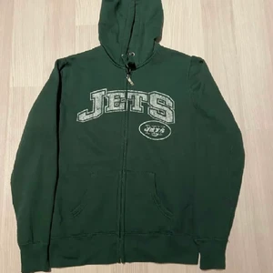 Vintage zip hoodie - Köpt här på plick men passade int riktigt mig i smaken så säljer den vidare! Köptes för 530kr 💗 Startade budgivning eftersom det var några som skrev att de var intresserade! 