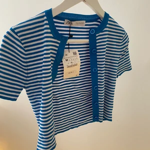 Zara tröja  - En blå croppad tröja från zara, aldrig använd och prislapp är på