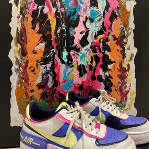 Nike Air Force 1  - Coola Nike air force 1 i olika färger 💛💚 använda men i bra skick. 