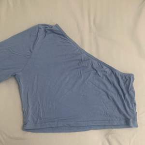 Jättefin och söt one shoulder crop top, köpt från boohoo, är i en fin blå färg. Aldrig använd🤍🤍 för fler bilder skriv till mig🤍🤍