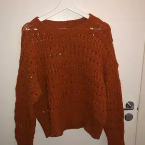 En höstlig stickad tröja i färgen orange/ brun ❤️