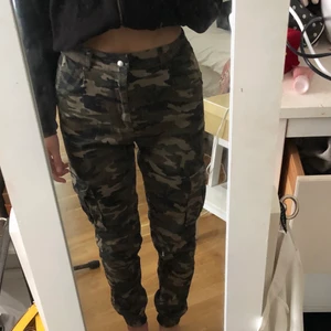 Storlek - M - Camouflage byxor i storlek M 