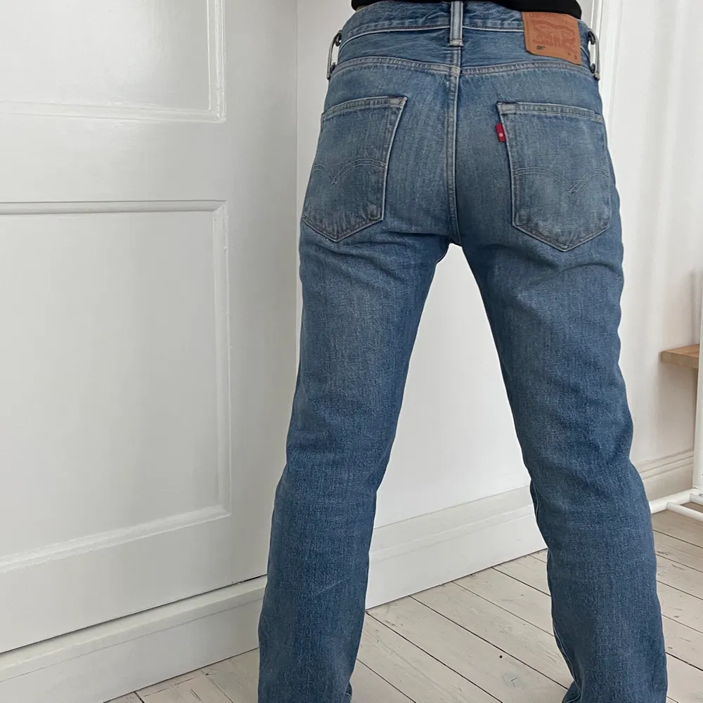 Såååå snygga blå levis 501 jeans!!😍💙 Modellen på bilden är 165cm lång och brukar ha storlek 26 i jeans. BUDGIVNING och bara att skriva vid frågor:). Jeans & Byxor.