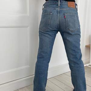 Såååå snygga blå levis 501 jeans!!😍💙 Modellen på bilden är 165cm lång och brukar ha storlek 26 i jeans. BUDGIVNING och bara att skriva vid frågor:)