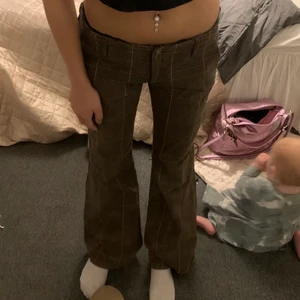 Lågmidjade byxor - Bruna lågmidjade byxor i Xs