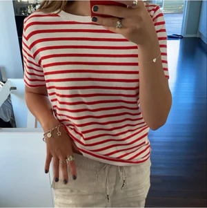 Randig t-shirt  - Säljer min randiga t-shirt ifrån zara i storlek M men sitter som en xs-s! Perfekt skick precis som ny (Lånad bild)