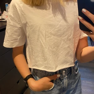  En kortare t-shirt från Bikbok  - En jättefin vit kort t-shirt från Bikbok jättebra skick nästan inte alls använd, jag säljer den för att den har blivit för liten❤️ köparen står för frakt❤️