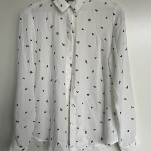 Blus - Snygg blus i viskos.  Aldrig använd