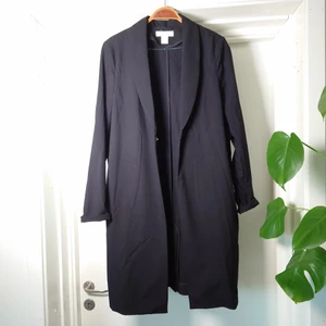 Svart kappa - Tunn stilren kappa som man kan ha inomhus eller utomhus. Storlek 36🍀