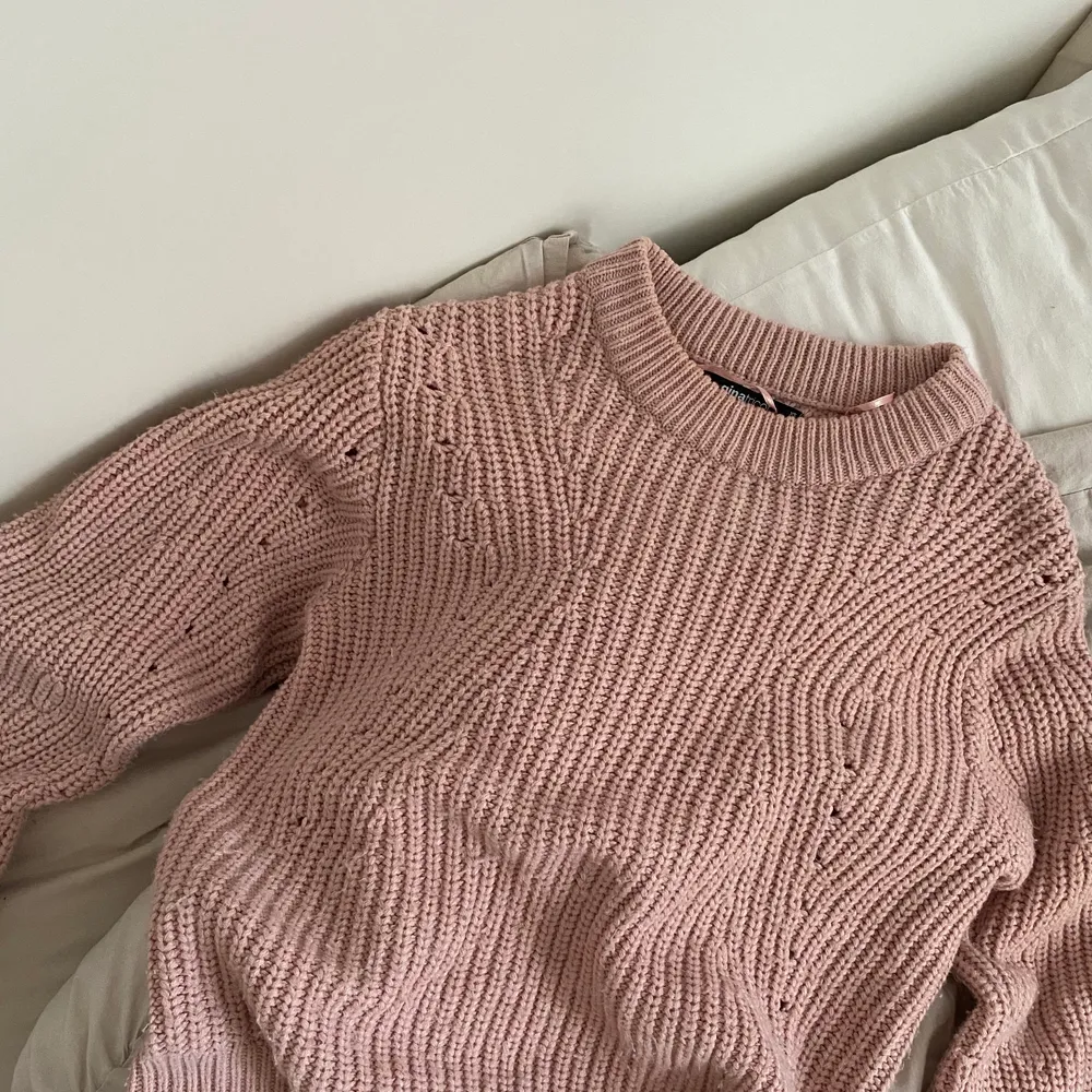 Fin rosa stickad tröja från Gina Tricot. Har inte använt på länge och säljer därför denna 🥰. Stickat.