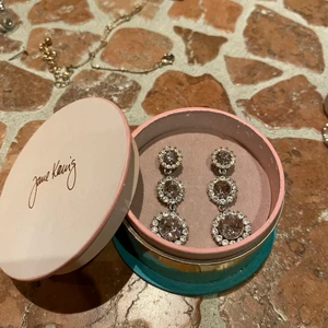 Örhängen  - Säljer mina jätte fina lilly and rose örhängen som jag använt en gång på min skolbal, ser väldigt lyxiga ut ✨✨✨ pris går att dikuteras, köpta för 899 tror jag. Säljer för 400 + frakt 