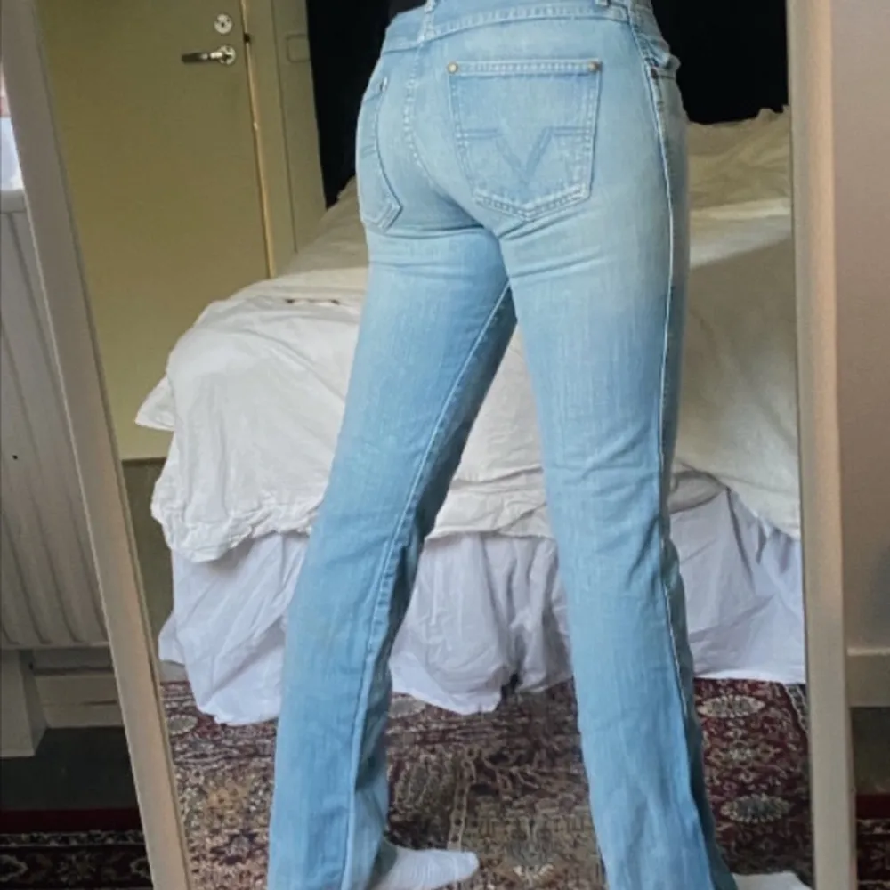 Säljer mina lågmidjade jeans! Dom är lite för korta på mig som är 1,67 men de går att förlänga då de är uppsydda ca 2 cm😊  Köparen betalar för frakten (66kr)!. Jeans & Byxor.