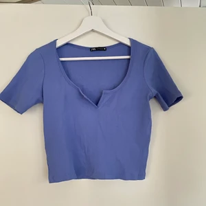 Blå topp från ZARA - Snygg trendig blå topp från ZARA. Aldrig använd😊