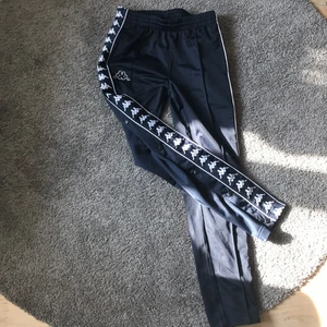 KAPPA BYXOR  - Kappa byxor i storlek XS, Aldrig använda! Super snygga, köptes för 499kr säljer dom nu för 250kr