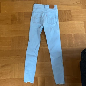 Levis  - Jeans från Levis i storlek 25, använda 1 gång! Skit snygg färg och sitter som ett smäck i rumpan! 