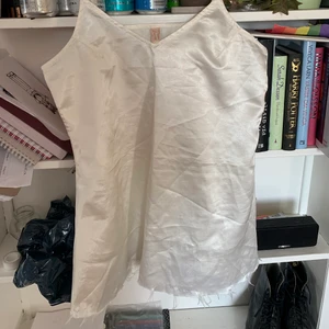 Siden linne - Linne som är använt som klänning men blivit lite för kort för mig, går att använda som en linne med! Storlek 38/40 men sitter bäst på storlek S