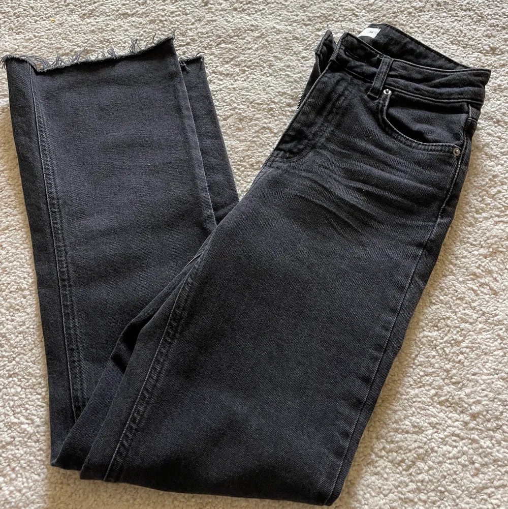 Nya svarta jeans (Ylva) från Gina Tricot. Endast använda EN gång!! Storlek 34. Jeans & Byxor.