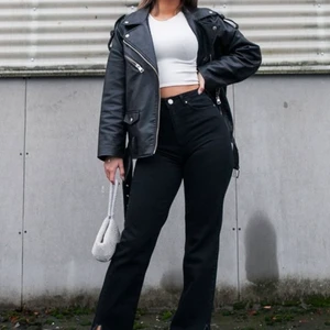 Madlady x Ida Carlsson jeans  - Säljer mina favorit jeans från madlady som är helt slutsålda. Då dom blivit försmå. Jeansen är stretchiga och har en slits nere vid fötterna som är en snygg detalj. Är 165 och jeansen slutar vid skosulan på mig. Köparen står för frakten. Ordinarie  pris är 549 kr💖