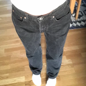 Svarta jeans - Svarta straight leg jeans från Gina tricot. Jag brukar ha 36/38 i jeans så dessa sitter lite ”oversized” på mig🌟 