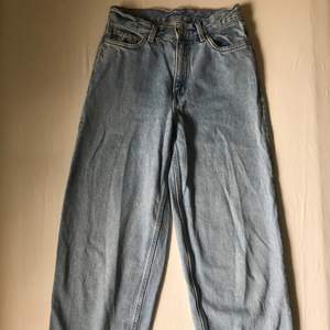 Andvända weekday jeans i fint skick. Model rail, i midjehöjd baggy fit. Kan tyvärr inte ha dom längre efter som de inte passar. Priset går att ändra. 