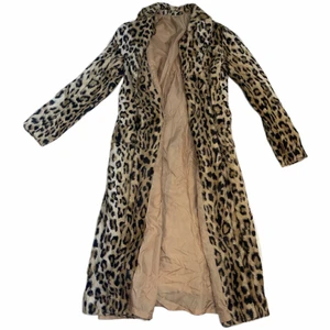 Leopardmönstrad kappa - Sjukt najs kappa i leopardmönster. Lång i modellen och snygg passform😍😍