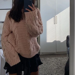stickad tröja - jättefin stickad rosa tröja ifrån Nakd i strl S-M.Folk har budat privat och priset ligger nu på 300💕💕de två sista bilderna är lånade, de är samma modell men färgen skiftar lite eftersom nyansen är ljusare🤍