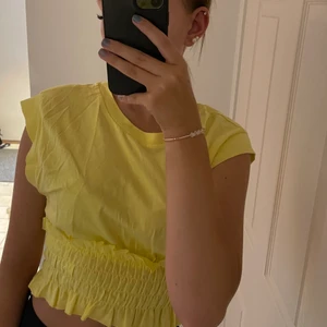 Gul topp - En superfin gul topp ifrån ZARA i strlk S,endast använd en gång och i super fint skick💛💛