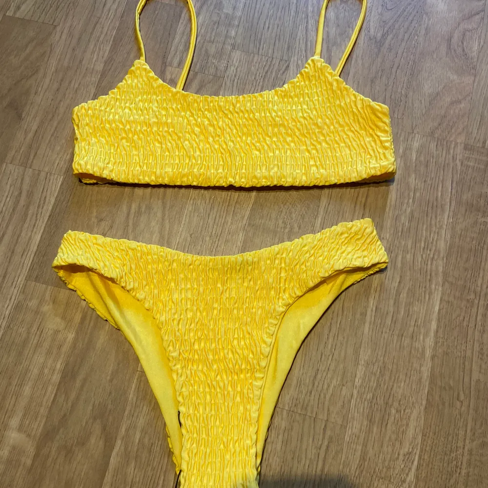 Gul smockad bikini, ny och helt oanvänd. Säljes pga för liten. Nypris: 109kr. Storlek: S. Övrigt.