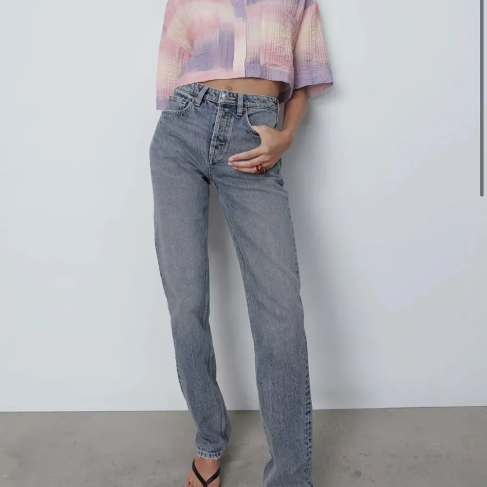 Säljer mina älskade mid rise straight jeans från zara då de blivit för stora för mig. De är i storlek 40 men sitter svinsnyggt oversized på en 38 också! De är i superfint skick och jag säljer dem för 350kr + frakt! Den första bilden ör färgen på byxorna och den andra är hur de sitter på!. Jeans & Byxor.