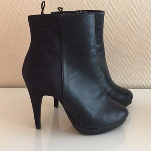 Svarta boots 37 - Säljer dessa boots från H&M . Använda en gång.