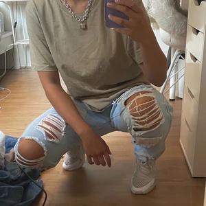 Ripped Jeans - Baggy fitted slitna jeans som jag använt väldigt få gånger. Har så pass mycket jeans att dessa inte används så mycket så gör mer nytta ifall någon som kommer använda dessa köper dom. Tycker om de väldigt mycket eftersom de är långa går lite nedanför skorna och har perfekt passform!   Frakt tillkommer på 62kr. Betalning sker via Swish!