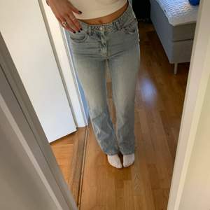 Ett par sparsamt använda jeans från h&m  (är 173cm) jeansen passar mig som vanligtvis har 36 i jeans