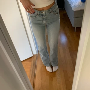 Jeans - Ett par sparsamt använda jeans från h&m  (är 173cm) jeansen passar mig som vanligtvis har 36 i jeans