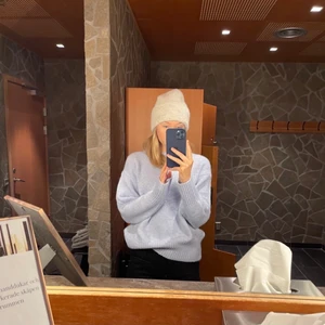 Blå Stickad Zara Tröja - Blå stickad Zara tröja💙 säljer igen pga oseriös köpare!! Använts fåtal gånger och i perfekt skick. Säljer då den inte kommit till så mycket användning. Är i storlek Small men skulle säga att den passar xs-m💙